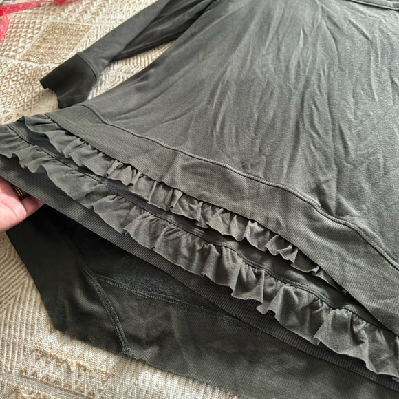 Simply Vera Wang Casual Ruffle Lightweight Sweatshirt Blouse - Picture 3 of 5